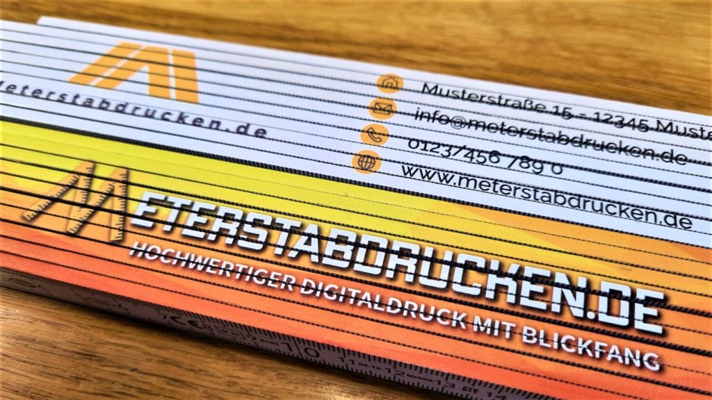 Bedruckter Zollstock mit Firmenlogo, Kontaktinformationen oder Werbetext. Hochwertige Farbgestaltung mit professioneller Digitaldruck.